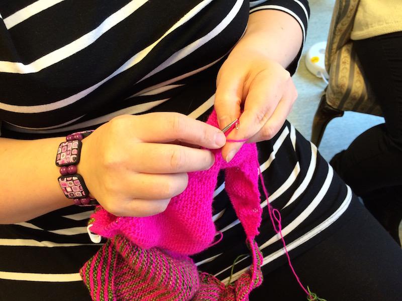 Kädet 1 taskuneuloosissa