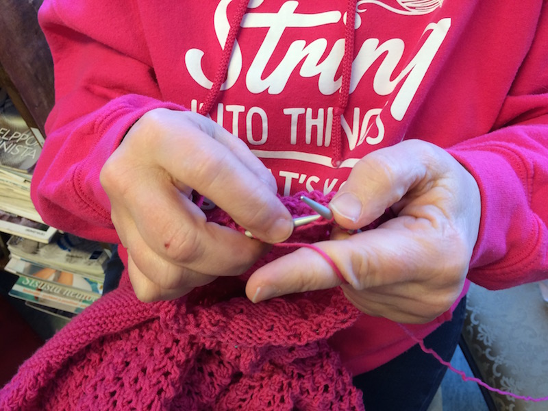 Kädet 2 taskuneuloosissa