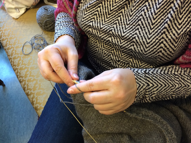 Kädet 4 taskuneuloosissa