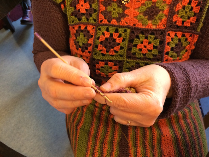 Kädet 5 taskuneuloosissa