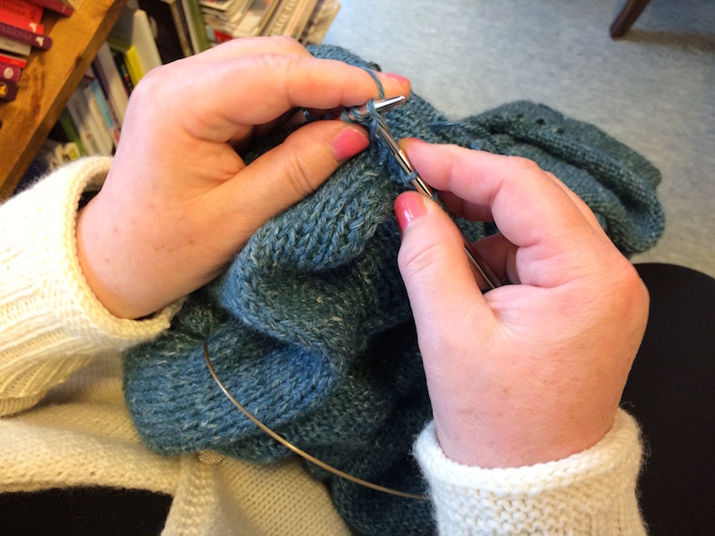 Kädet 6 taskuneuloosissa