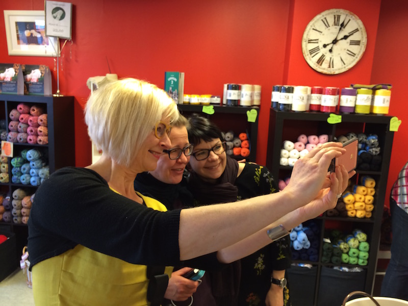 Marja kuvaa taskuneuloosissa