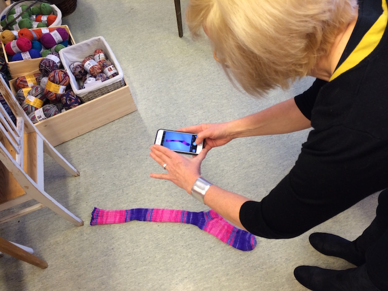 Marja kuvaa taskuneuloosissa