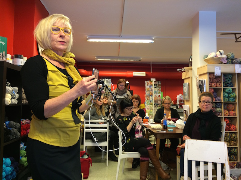 Marja kuvaa taskuneuloosissa