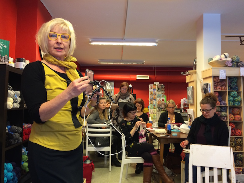 Marja livelähettää taskuneuloosissa