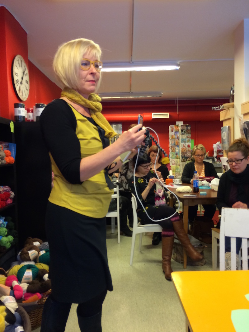 Marja tekee Periscope-lähetystä taskuneuloosissa