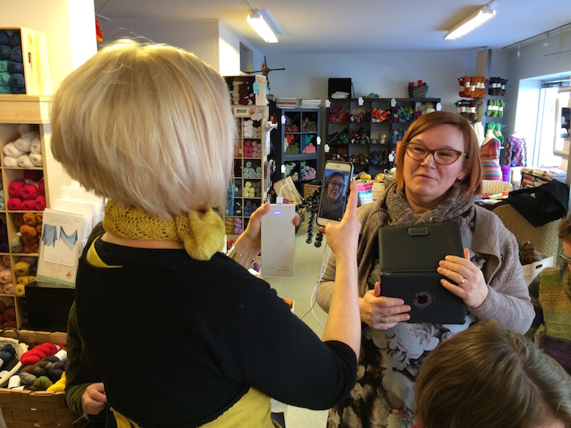 Marja kuvaa aloituskierrosta taskuneuloosissa