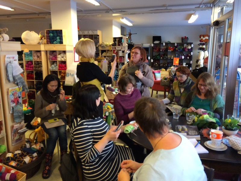 Marja livelähettää aloituskierrosta taskuneuloosissa