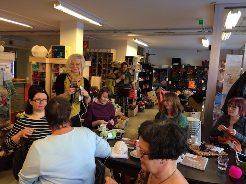 Marja kuvaa taskuneuloosissa