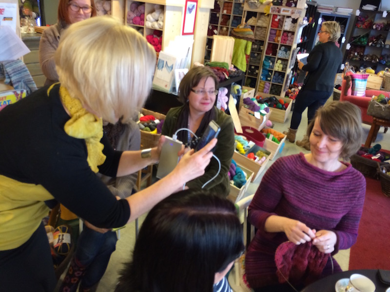 Marja kuvaa taskuneuloosissa