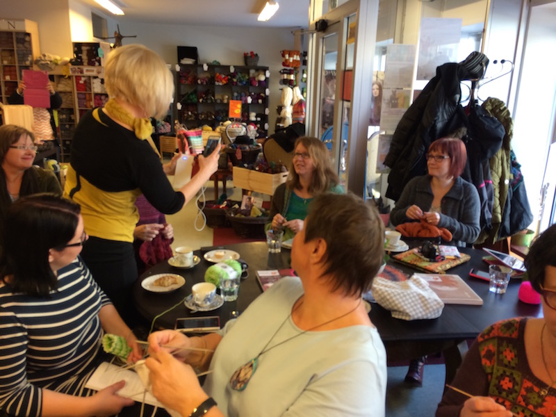 Marja kuvaa taskuneuloosissa