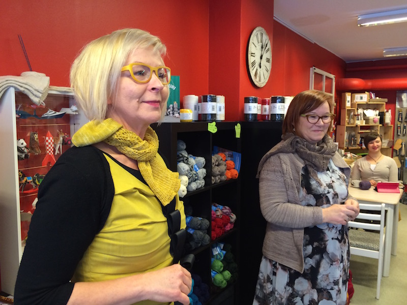 Marja ja Taina taskuneuloosissa