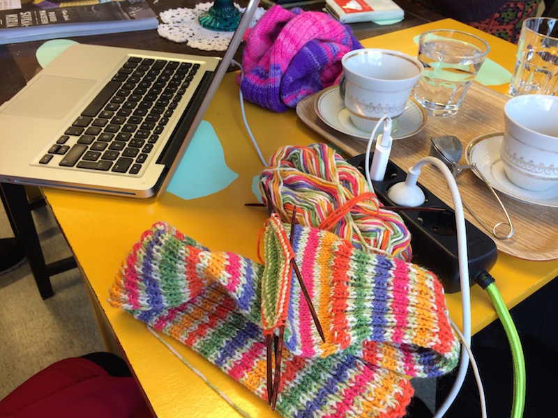 Pauliina neuloo taskuneuloosissa