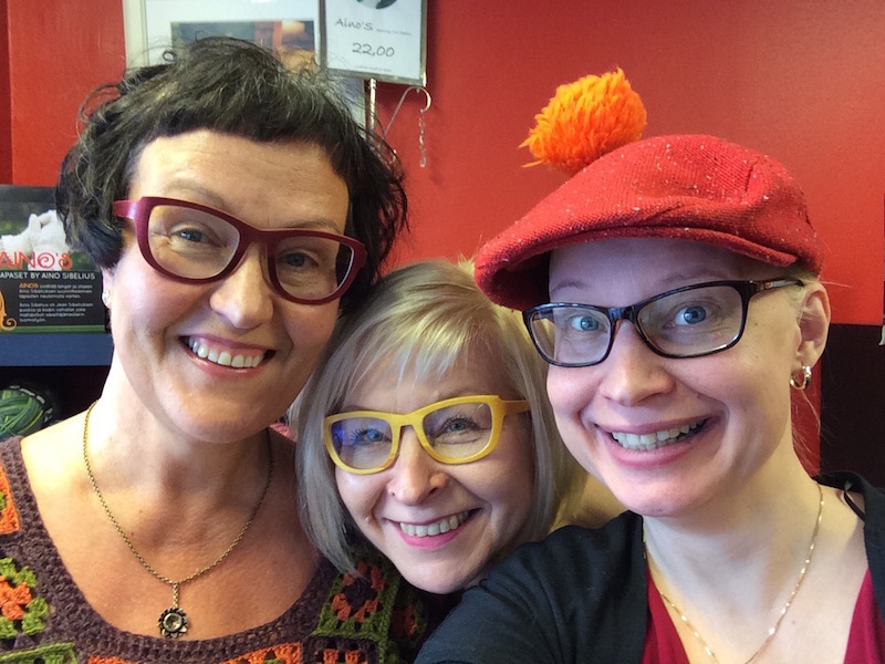 Pirjo, Marja ja Pauliina taskuneuloosissa