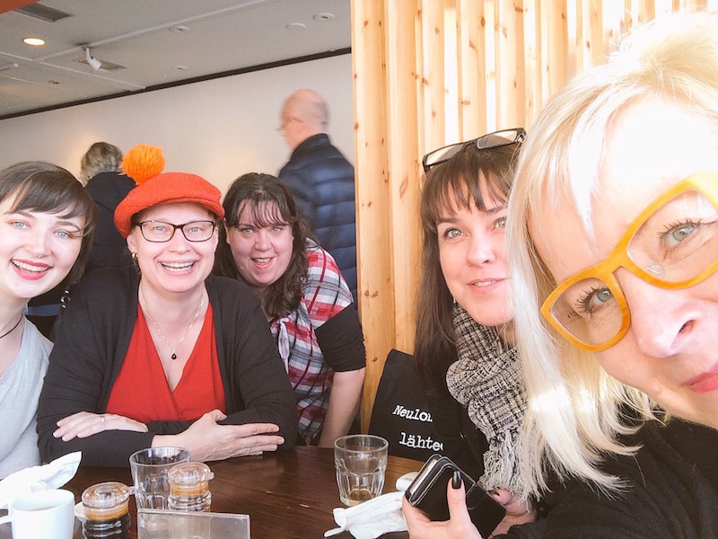 Taskuneuloosilaiset taskulounaalla