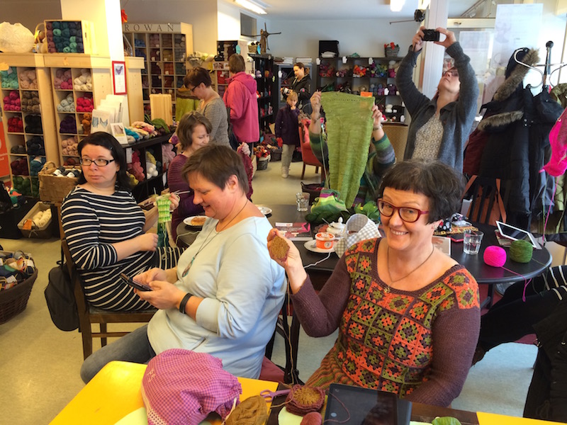 Väkeä taskuneuloosissa Lentävässä Lapasessa