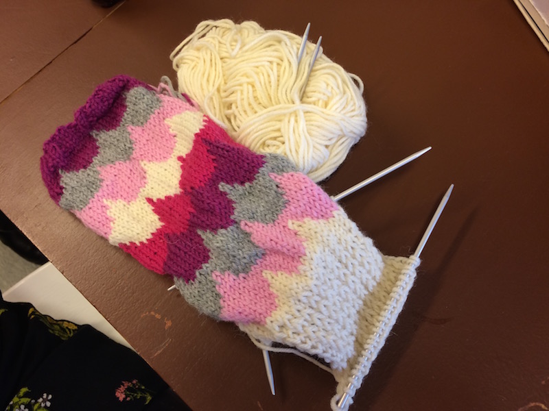 Käsityö valmistumassa taskuneuloosissa